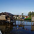 Village le long de l'Amazone