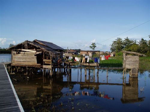 Village le long de l'Amazone